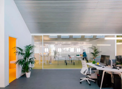 如何将厂房装修设计空间改造成广告递送公司的办公空间——SIDERAL