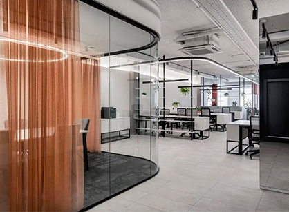 能满足功能需求且明亮的办公室装修设计空间是如何打造的——俄罗斯科技公司